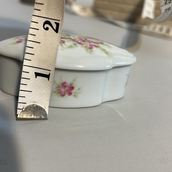 Limoges Vintage France Porcelain Trinket Box Hand Painted Floral Decorations - Picture 11 of 11